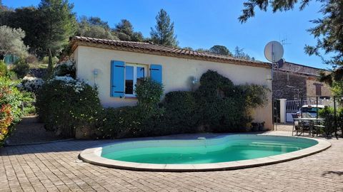 Village with all shops, schools, restaurants and cafe, 20 minutes from Beziers, 20 minutes from Pezenas and 30 minutes from the sea. Charming single storey villa (2006) with 102 m2 of living space, a haven of comfort and tranquility in the old villag...