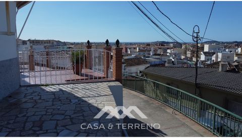 Charming Renovation Opportunity in the Heart of Velez Malaga! Discover the hidden gem nestled in the vibrant center of Velez Malaga. This quaint house offers the perfect canvas for your dream home project. With stunning sea views from the porch, ever...