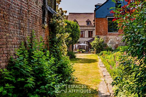 Located in the historic heart of Pont-L'évêque, this sumptuous 16th century mansion has been tastefully renovated and enjoys a park landscaped with hundred-year-old trees and enclosed by walls. Built on three levels, this house of approximately 390 m...