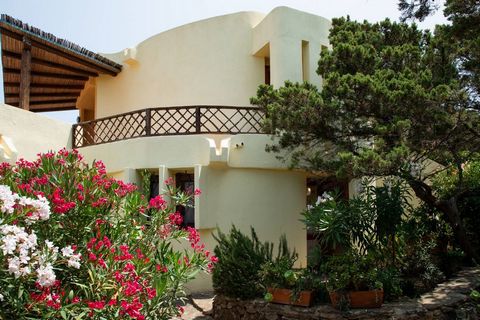 Cozy apartment with outdoor spaces, in Cala de Flores, a stone's throw from the Porto Cervo Marina and a few minutes drive from the magnificent beaches of the Costa Smeralda. The apartment, located on the ground floor, is characterized by a large ver...