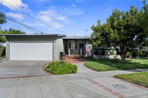 Nestled in Long Beach's coveted Los Altos neighborhood, this 3-bedroom, 2-bathroom home greets you with natural light, a generous sized kitchen, and a large living room area with hardwood flooring, a focal point for family gatherings or relaxation. T...
