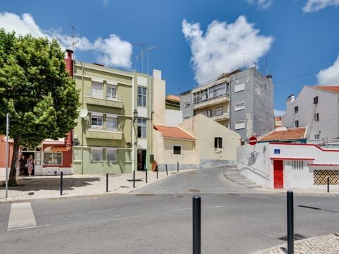 Immeuble à vendre - Loué Immeuble de 1948 composé d'un rez-de-chaussée, 1er, 2ème étage et grenier à vendre en totalité, situé dans le centre historique de Vila Franca de Xira, nécessitant des améliorations totales, loué avec un loyer total d'un mont...