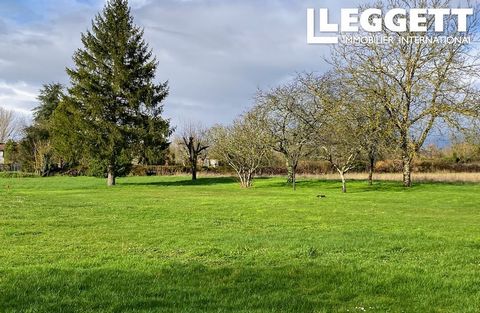 A27251CGL16 - Increasingly rare. Just a short walk from the centre of a charming, dynamic Charente village, this attractive 902 m² building plot benefits from excellent exposure and an ideal location. It has the advantage of being both central and qu...