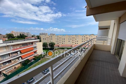 Apartment for sale in Cagnes sur Mer. Near Sea, Racecourse and shops, Spacious 3-room apartment, very bright and sunny. On a high floor, lift, open view, cellar and private parking.