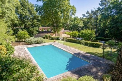 Provence Home, the Luberon real estate agency, is offering for sale in the heart of the Luberon, a 17th-century castle nestled in an 7-hectare park. Recorded as a fortified settlement in 991, the current buildings date from the 16th and 17th centurie...
