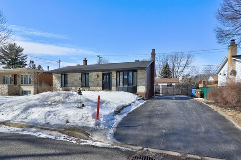 For sale in Repentigny, single-storey house with 4 bedrooms, 3 of which are upstairs. Good light thanks to abundant windows. Wood floors on the ground floor. Many improvements have been made over the years. Prime location close to services and major ...