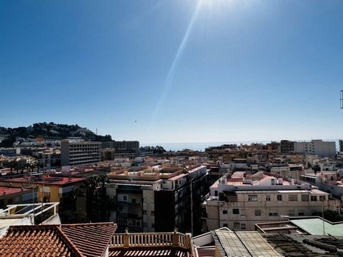 Apartment in the center of Almuñécar, very close to the town hall square. Of about 80m2 in which we have a storage room/pentry, 3 bedrooms, one of them with a balcony, 1 full bathroom, individual kitchen, large living room and sunny terrace with beau...