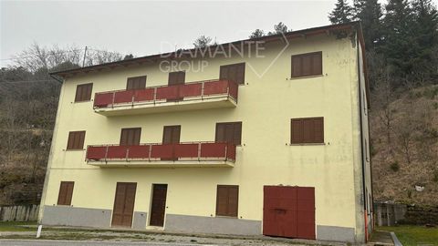 Cortona (AR), Torreone: Independent house of approximately 600 square meters comprising: Ground floor: former restaurant area with various rooms, kitchen, and facilities; First floor: two apartments each consisting of: kitchen, three bedrooms, and tw...