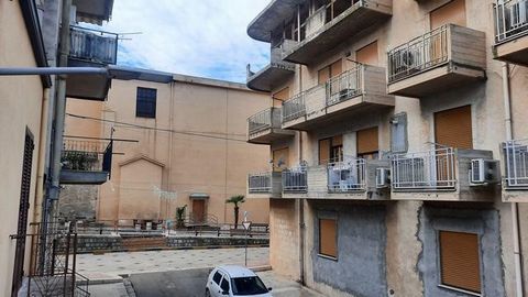 Das Wohnhaus, das zum Verkauf angeboten wird, befindet sich in der Via Dolce n. 5/7 in der Gemeinde Aliminusa (PA), Italien. Es handelt sich um ein einzelnes Haus mit Öffnungen und Fenstern, von denen eines einen Balkon hat, nur an der Fassade zur Vi...