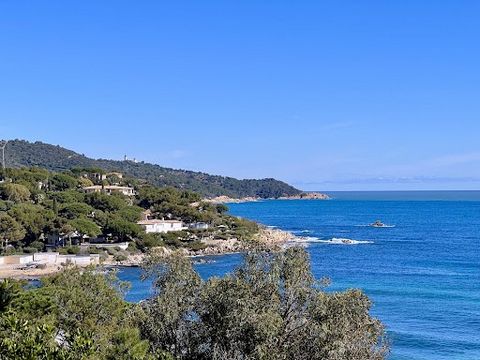 Located in the prestigious 'l'Escalet' estate in Ramatuelle (83350), Bastides & Villas Immobilier offers you an exclusive purchase of this villa nestled on wooded land of approximately 1473 m2, offering an exceptional panoramic sea view just a few st...