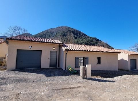 On the outskirts of this beautiful village of Châtillon en Diois (14 minutes from Die), in a small and recent development, this magnificent new villa (December 2023) of 96m2 on one level on a plot of about 580m2. It consists of an entrance hall with ...