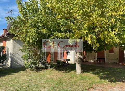 Exceptional product exclusively at GI Conseils located in the heart of the village of Arès. Come and discover this vast Arcachon area from the 1920s on a beautiful wooded plot. Located close to the basin and the town centre, this property offers mult...