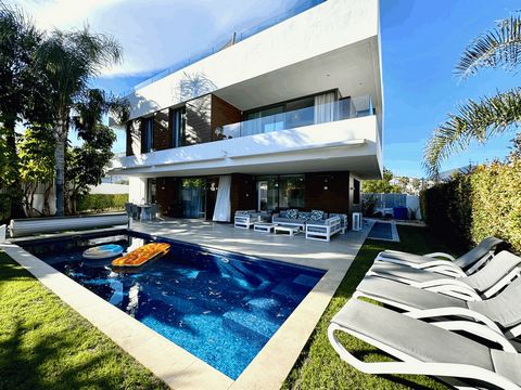 Located in Estepona. This luxurious villa is a haven for families seeking the perfect blend of comfort and recreation. Situated right next to the El Campanario Clubhouse, a prestigious luxury resort, you'll have exclusive access to sports facilities,...