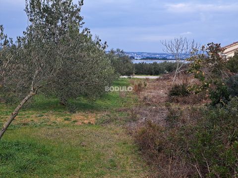 For sale is a building plot of 617 m2 in the town of Kraj on the island of Pašman. The land has a regular square shape, which leaves the future owner with numerous possibilities for planning and designing the future building. It is located in an exce...