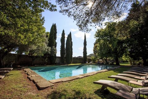 A charming 16th-century bastide, a former coaching inn with historic links to French royalty. The Roman aqueduct of the Pont du Gard runs under the house with inspection points in the grounds of the property. Nestled within the enchanting Avignon – U...