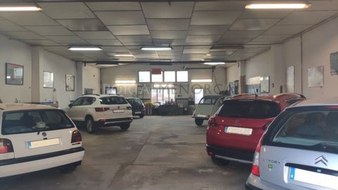 Business premises for sale in Ciutadella. With a frontage of 10 m. 200 m2 of construction on the ground floor and a patio of 47 m2. Offers option of building ground floor + 2 more storeys and a loft. #ref:C114