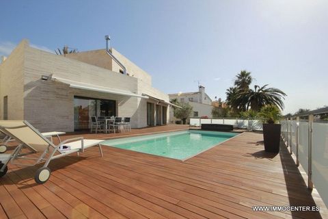 EMPURIABRAVA: Beautiful villa on the canal with swimming pool and mooring. This luxury villa is an exclusive property in Empuriabrava, it is in perfect condition, it was build in 2006 ! It is compound of 5 bedrooms, each has its own bathroom. The tot...