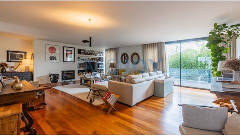 Moderne villa met 4 slaapkamers in Foz, met tuin en garage Huis met hoogwaardige afwerking en in goede staat. Het is verdeeld in 3 verdiepingen, met een harmonieuze en functionele verdeling van de ruimtes, en met veel natuurlijk licht, geleverd door ...