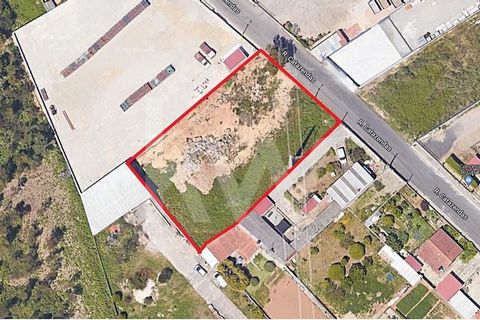 Land with PIP approved and Project in Progress - Serzedo - V.N. Gaia Area: 1,705.93 m2 Approximately rectangular with a street front of 30.6 meters and a depth of 53.00 meters Slight downward slope of 2 in the rearward direction PIP approved - Wareho...