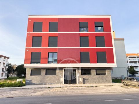 EXCLUSIF! Développement prêt à être cédé à Montijo. Le bâtiment Albratroz à Montijo se compose de 8 fractions, toutes de type T2. Il se distingue par la qualité des finitions et les grandes surfaces de tous les appartements. L'emplacement est excelle...