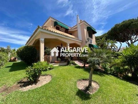 Located in Vilamoura. Charming 3 bedroom villa excellently located next to the Old Village, close to supermarket, restaurants, bars and shops. Just 10/15 minutes walk from Vilamoura Marina. 377 sq.m. plot with 180 sq.m. of built area. The villa consi...