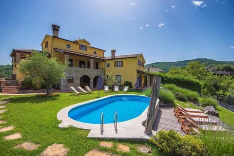 Spacieuse villa de 350 m2 avec piscine et deux ailes résidentielles dans le quartier de Pazin. C'est l'arrière-pays romantique d'Istrie qui a la réputation de la nouvelle Toscane. La villa a été entièrement reconstruite en 2011. Elle combine à mervei...