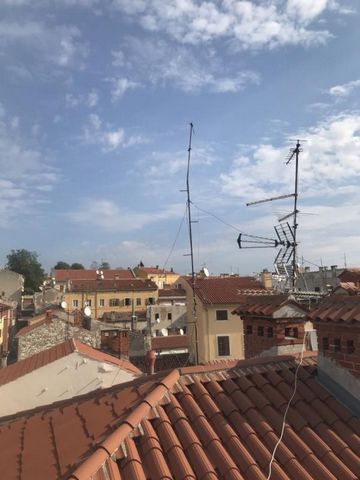 House in the very center of Pula with sea views! Total surface is 225 sq.m. It is spread over 5 floors with cca. 45 q.m. per floor. It consists of the ground floor (business space), currently arranged as an apartment, from the first floor - a one-roo...