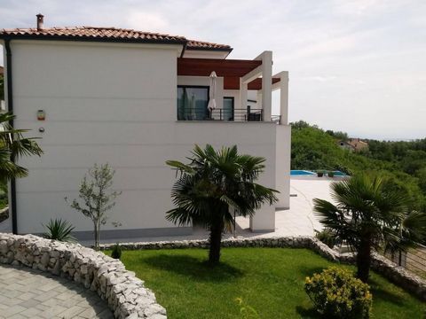 Villa de luxe solide avec piscine et belles vues sur la mer ! Cette magnifique villa est située à Martinkovac, Rijeka, dans un endroit très attrayant et calme. Entièrement orienté au sud avec de grandes fenêtres à panneaux de verre qui laissent passe...