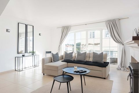 Located in Loulé. Three-bedroom duplex apartment on the first floor with a spacious private terrace overlooking the golf course, equipped with a barbecue, tables, and chairs, ideal for enjoying outdoor meals on sunny days and warm nights. Access to t...