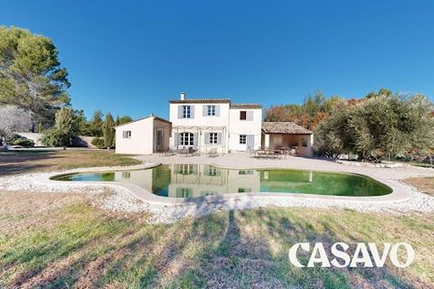 Casavo vous propose à la vente cette ravissante bastide de 235 m2 construite en 2005 sur un terrain de 4150m2 orné d'oliviers, située aux croisements des villages de Puyricard - Eguilles et Saint-Cannat, à seulement 20 minutes d'Aix-en-Provence. L'ha...