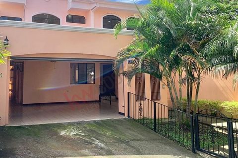 Cozy house of 290m2 construction on two floors, land of 295m2. Four parking spaces, 2 under roof. Very high added value area. First level: Lobby, large living-dining room, kitchen, terrace with large internal garden, guest bathroom. Laundry area, gar...