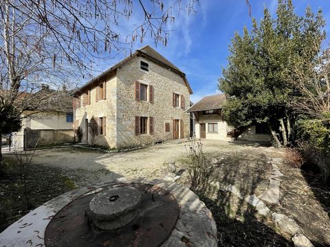 Close to the center of the village, its schools and shops, project yourself on this beautiful stone house full of charm of about 170m2. An entrance gate opens onto a beautiful courtyard decorated with fruit trees and a well. The main house consists o...