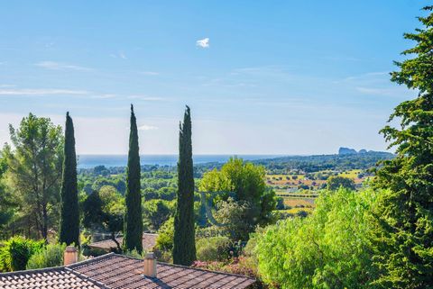 En exclusivité ! Sur la commune de La Cadière-D'Azur, nous vous proposons l'achat d'une maison de type 6 à très fort potentiel. Sur presque 3000 m2 de terrain cette maison batie dans les années 1980 propose une très belle vue sur les domaines viticol...
