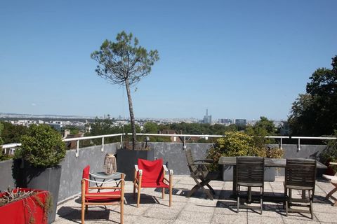 In a sought-after area, near Meudon Bellevue and transports the VANEAU group offers you a very beautiful family apartment. On the 4th and last floor, the apartment opens onto a large entrance, a living room and dining room with balconies, a fully ren...