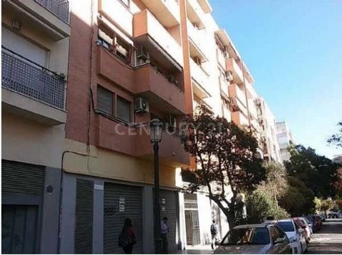 Great investment opportunity in Valencia! A spacious premises for sale in a privileged location in Valencia. With a useful area of 170 m2, this place offers endless possibilities to start or expand your business. Outstanding features: - Ample space o...