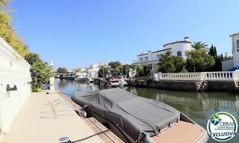 A few metres from the beach of la Rubina in Empuriabrava and the exit to the sea, is this wonderful and spacious Villa of 267 square metres built on a plot of 500 square metres. It is a spacious Villa with a mooring for boats up to 12 metres long, be...
