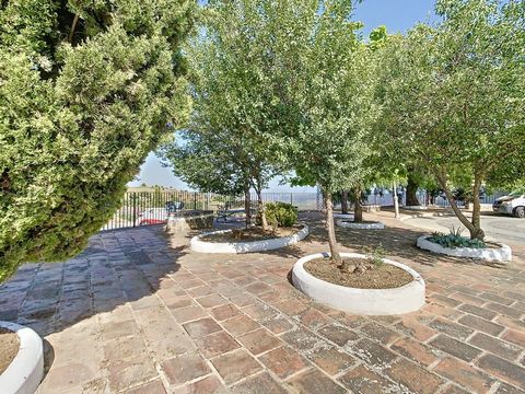 Cette charmante maison de quatre chambres est idéale pour ceux qui cherchent à allier tranquillité et nature, grâce à son emplacement à Yunquera, au cur de la Sierra de las Nieves de Malaga. En entrant dans la propriété, vous verrez un grand hall lum...