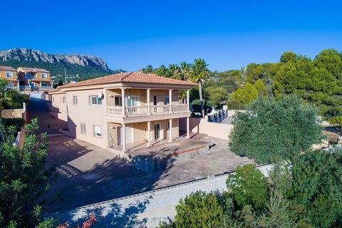 A magnificent villa with stunning views of the Peñón de Ifach and the majestic mountain is offered for sale in a serene area. This exclusive property spans two levels, featuring two elegant apartments, one on each floor, and is situated on a plot of ...