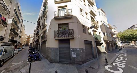 Corner local for sale located in the heart of Lloret de Mar, on Senia Barral street, just 4 minutes from the beach. Passage area. It has an area of 440.73 m² built, located on the ground floor. Estate of 2003. It is surrounded by hotels, shops, resta...