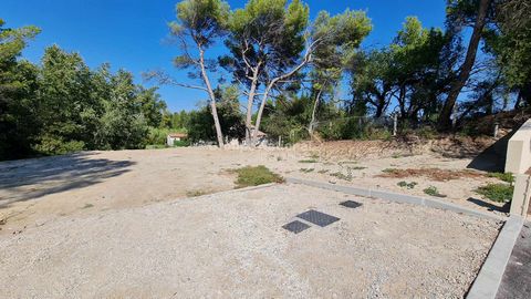 In a small subdivision of 7 plots, we offer you this serviced building plot with a surface area of approximately 418 m2. Close to the centre of the village. Ref. 4928 Information on the risks to which this property is exposed is available on the GEOR...