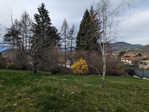 Brié Et Angonnes, a few km from Eybens and Grenoble on the heights at the end of a quiet dead end, 600 m² land currently being developed with a beautiful overview of the mountains, on a slope surrounded by greenery but not isolated because in a small...