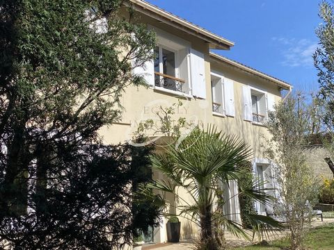 SALE 69130 ECULLY. Sacré Coeur district, a townhouse (1995), located near the center of the village in a secure and very quiet environment, consisting on one level of a large entrance, a beautiful reception room, with a fireplace, opening onto the ga...
