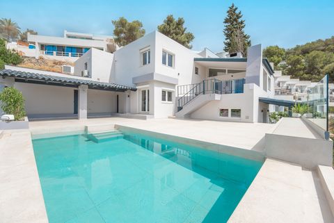 A few minutes away from the dazzling Ibiza life we present you the extraordinary property with the most spectacular views of Formentera, D'alt Vila and Ses Salinas. This ultra luxurious 4 bedroom villa is located in the 24/7 secured urbanization of C...