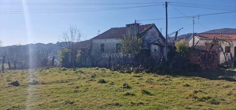 Stone house for restoration in the quiet village of Vilares Baião, with 426m2 of land, water, electricity, quiet location with unobstructed views and excellent sun exposure, good access five minutes from the village of Baião, less than one kilometer ...