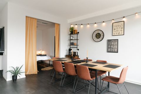 Hello and welcome to Schwetzingen! Whether you are traveling with friends or a large family, our industrial apartment offers you everything you need: - 4 comfortable single beds - 2 sofa beds for up to 2 guests - 58 inch Smart TV + 55 inch Smart TV -...