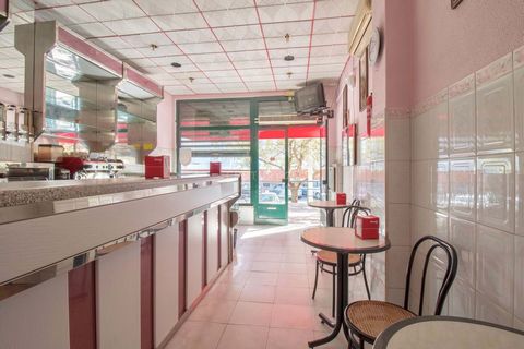 Estupendo e Charmoso Café inserido no mercado da Baixa da Banheira. Para quem deseja ter um negócio na área da restauração. O café/snack-bar está totalmente equipado, o que significa que o novo proprietário pode começar a operar imediatamente, sem a ...