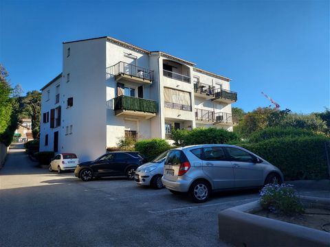 EXCEPTIONAL! In a residence, feet in the water (no sea view), beautiful studio on the ground floor of 31m2 with loggia of 15m2 and garden of 24m2. Facing south, 500 meters from shops and the center of PORTICCIO. Quiet area. Parking space in the resid...