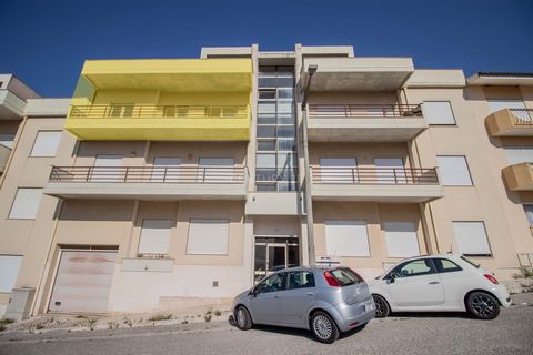 Appartement de 3 chambres avec balcons et garage, à Buarcos, Figueira da Foz. Cet appartement a une surface utile approximative de 126,m2 et dispose d'un garage de 51m2, situé au 2ème étage d'un immeuble en copropriété abordable sans ascenseur. L'app...