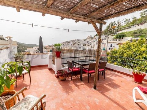 Stunning townhouse in Torrox with 64m2 of living space and 400m2 of land, where there is a small water deposit and several fruit trees in the garden. This is one of the most exclusive townhouses in Torrox for all that the house offers. It is in a gre...