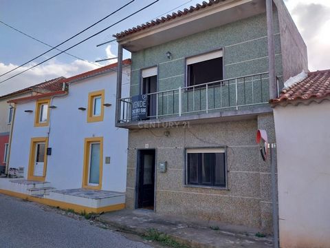 2 bedroom house with a total area of 186 m2, located in Usseira, municipality of Óbidos. in the district of Leiria. 2-storey semi-detached house, located on a 285m2 plot of land. It has a useful area of 100m2 with 3 bedrooms and a patio at the back.